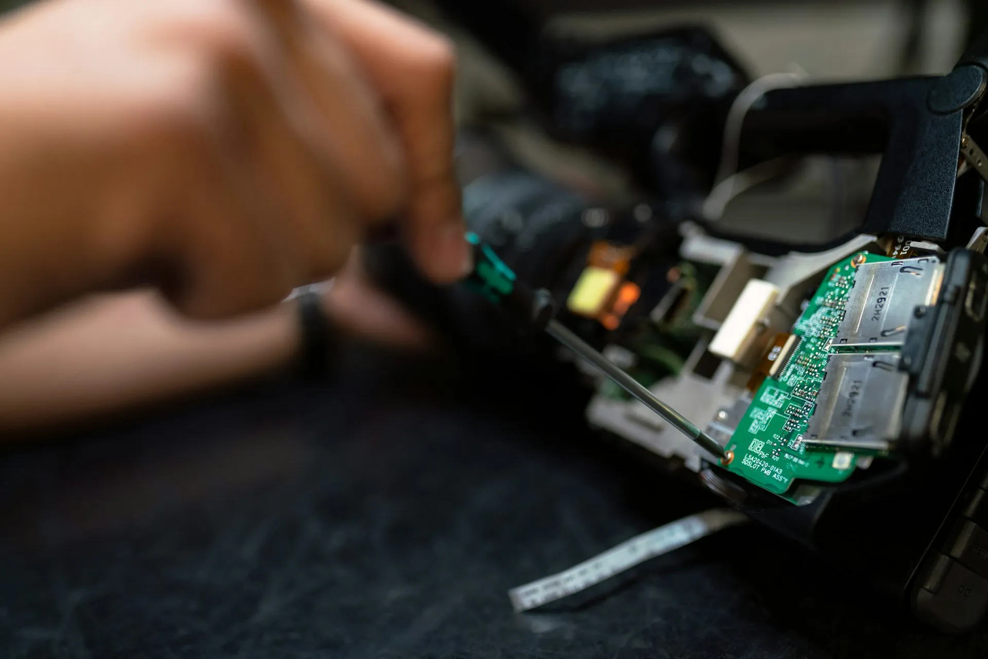 Técnico trabajando en componentes electrónicos industriales — Agrupamediterranea